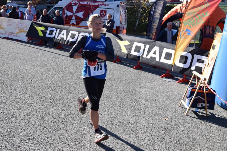 Arrivo vincitrice 21 Km - Balcone Biellese Trail 2015